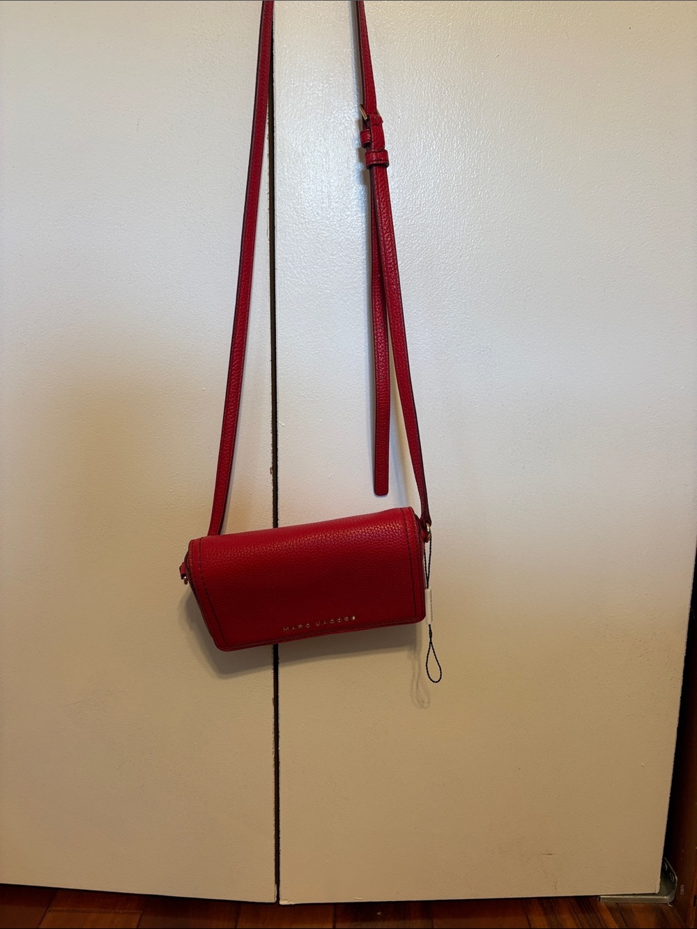 Marc Jacobs Red Pebbled Leather Mini Crossbody with Gold Logo - Picture 4 of 9